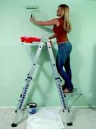 mujer pintando pared, mujer hot pintando, mujer hot sobre escalera