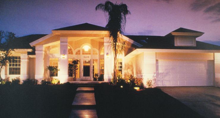 fachada de casa con palmeras