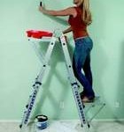 mujer pintando pared, mujer hot pintando, mujer hot sobre escalera