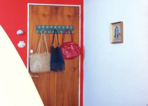 puerta con portacarteras, porta carteras, perchero carteras, puerta perchero